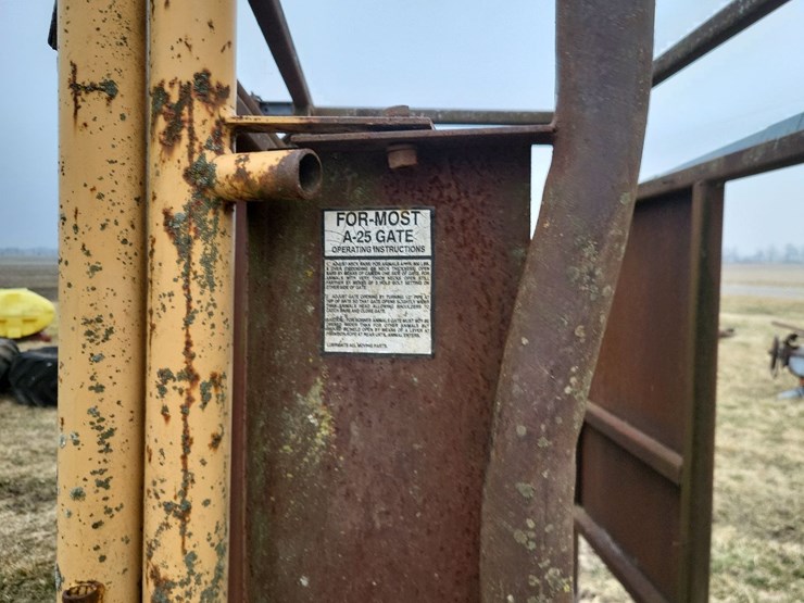 for-most-a-25-automatic-cattle-head-catch-w/cage-image-9