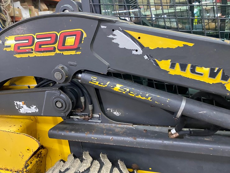 new-holland-l220-image-8