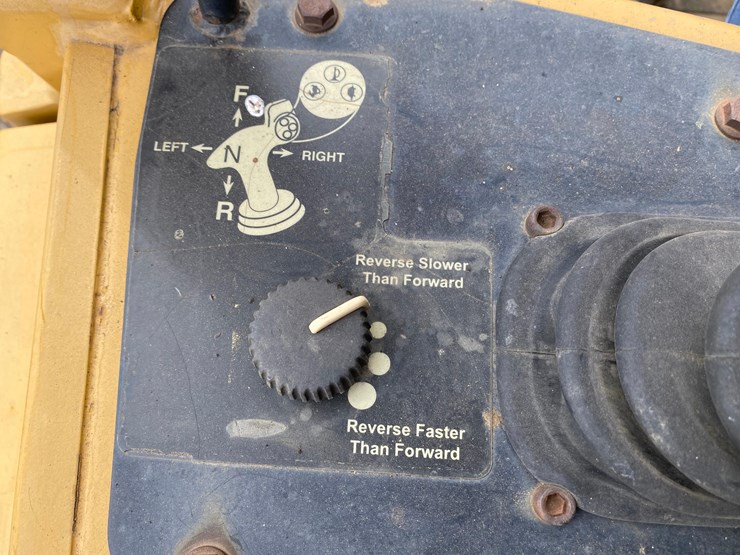 2005-deere-700h-image-47