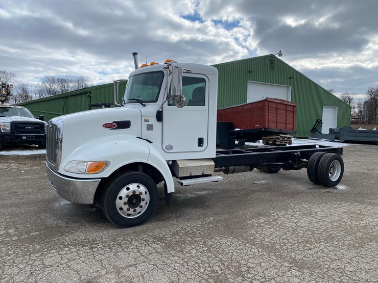 2016-peterbilt-325-image-1