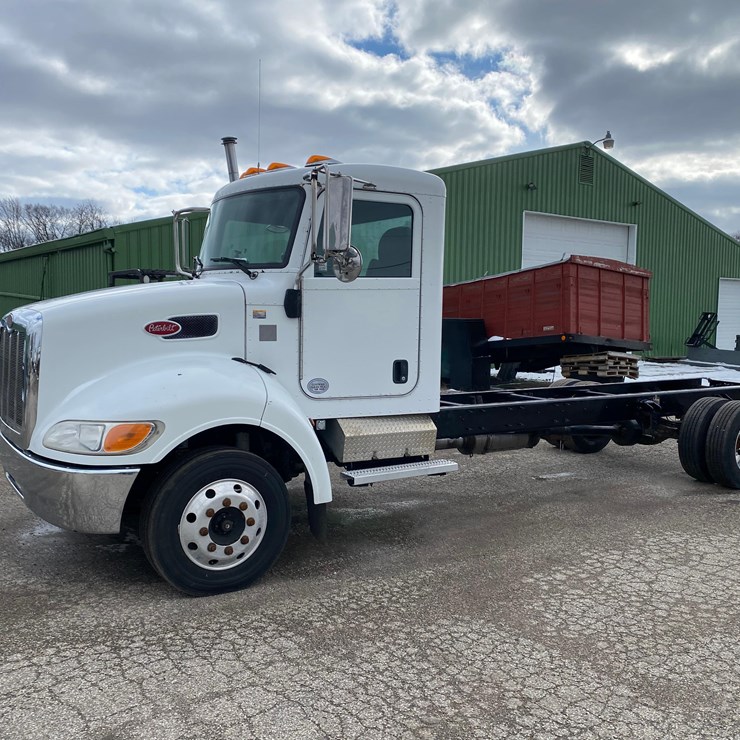 2016 PETERBILT 325