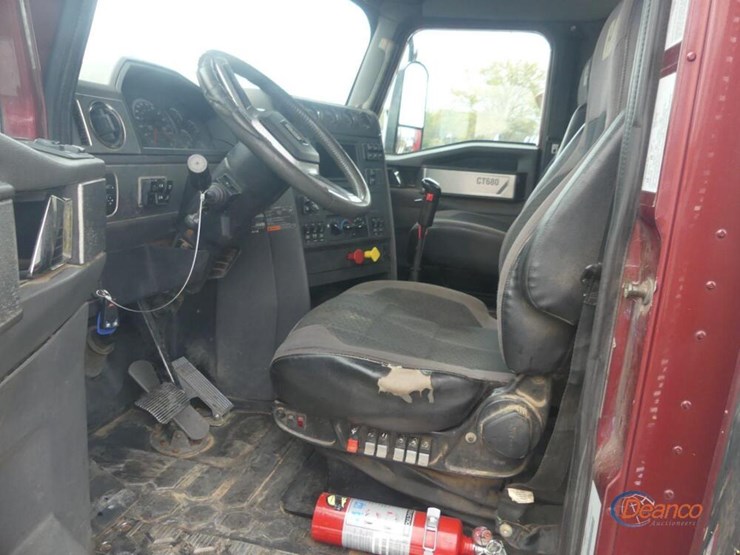 2017-caterpillar-ct660l-image-13