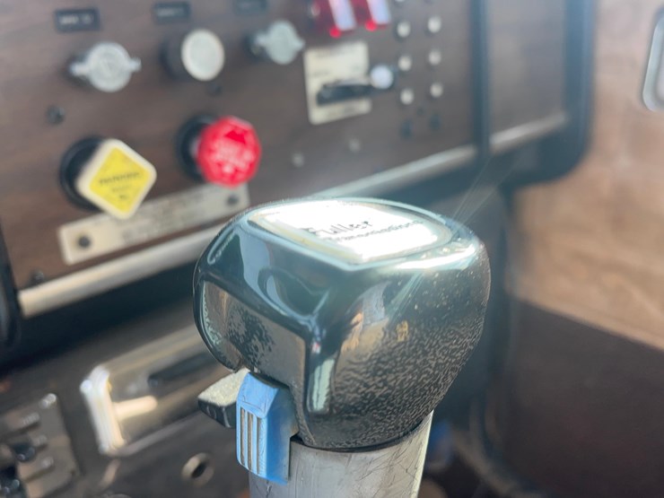 1986-peterbilt-semi-truck-image-20