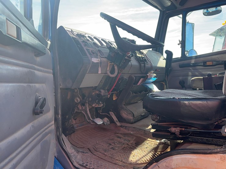 2000-freightliner-fl70-image-16