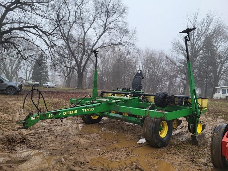 john-deere-7240-image-1