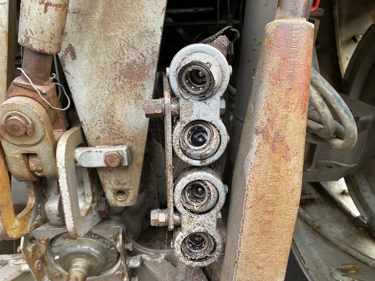 massey-ferguson-1135-image-33