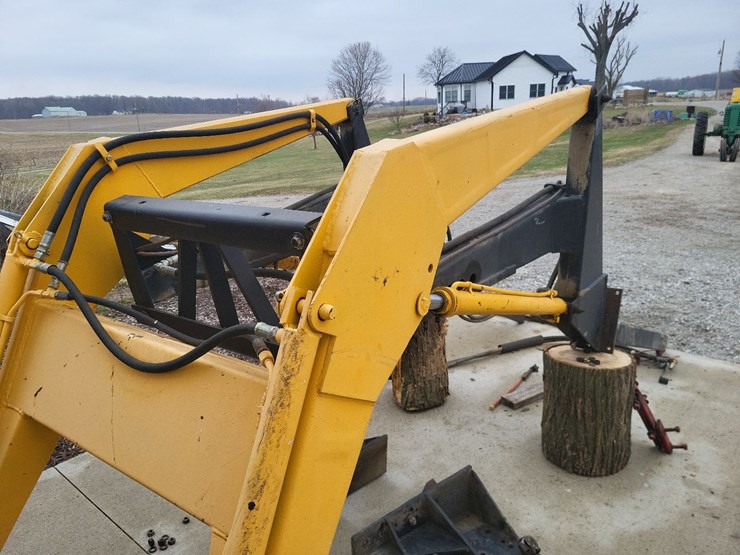 loader-w/mounting-brackets-off-of-international-tractor-image-14