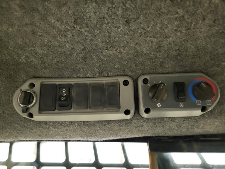 2012-bobcat-t190-image-37