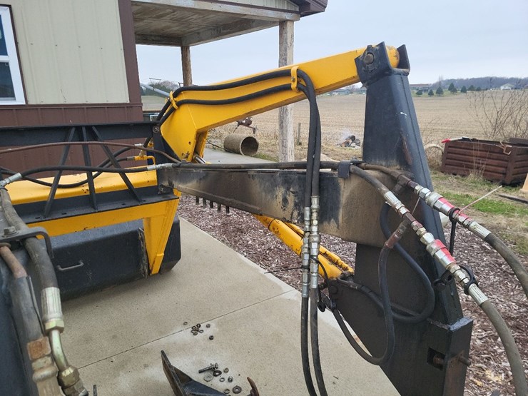 loader-w/mounting-brackets-off-of-international-tractor-image-18