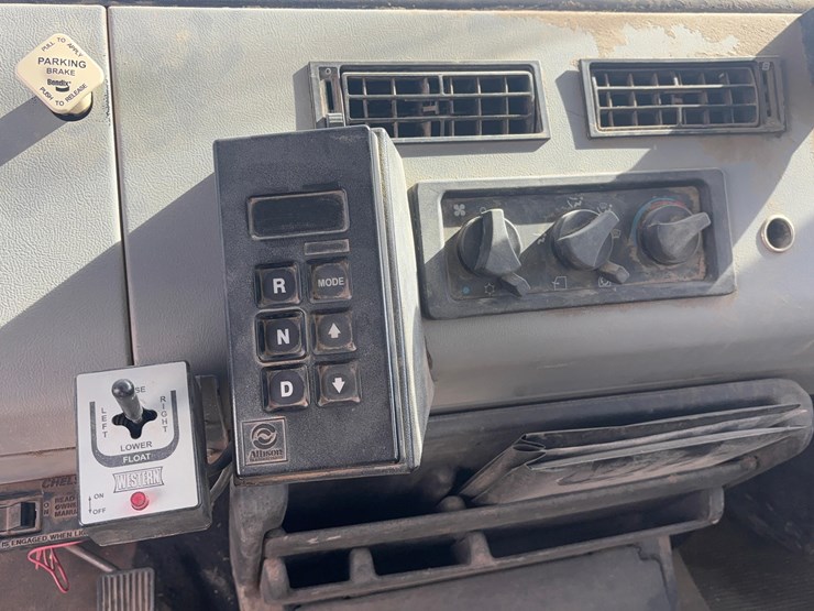 1997-freightliner-fl70-image-17