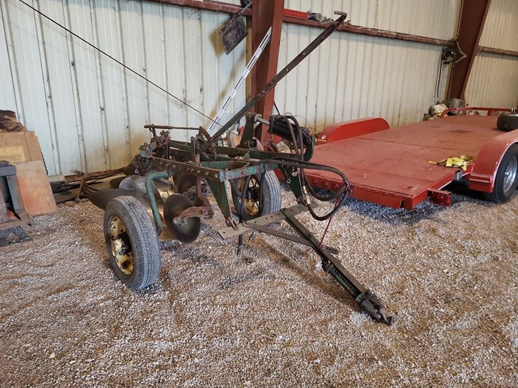 john-deere-3-bottom-pull-type-moldboard-plow-w/coulters-image-1
