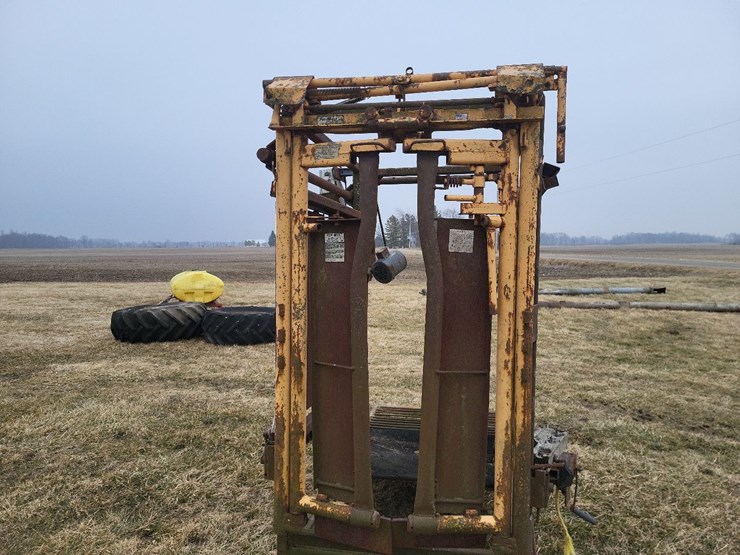 for-most-a-25-automatic-cattle-head-catch-w/cage-image-11