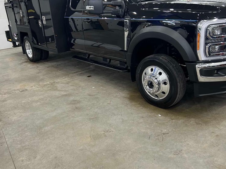 2023-ford-f550-lariat-image-2