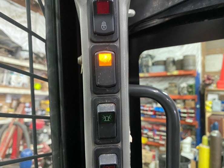 new-holland-l220-image-33