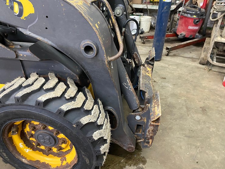 new-holland-l220-image-10