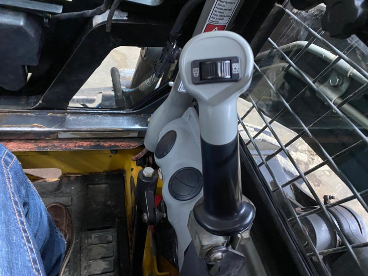 new-holland-l220-image-31