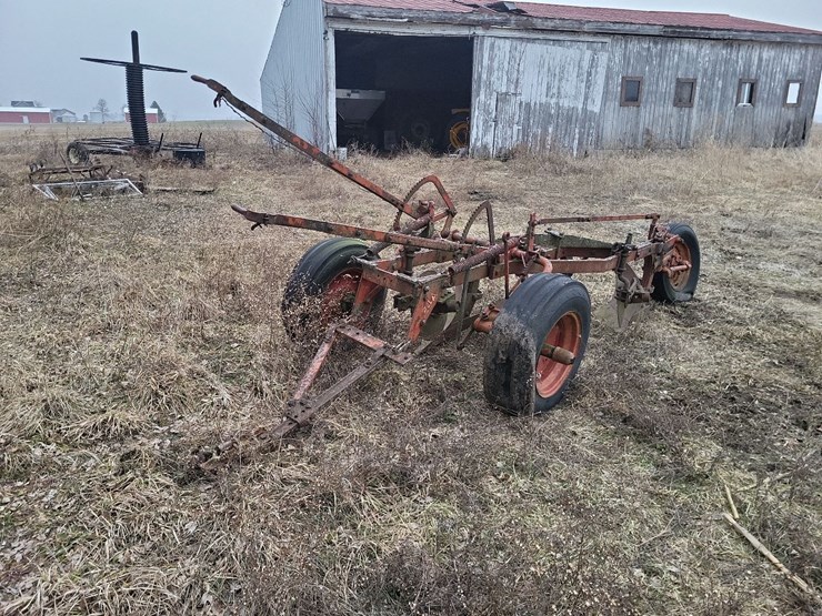 cockshutt-3-bottom-pull-type-moldboard-plow-image-1