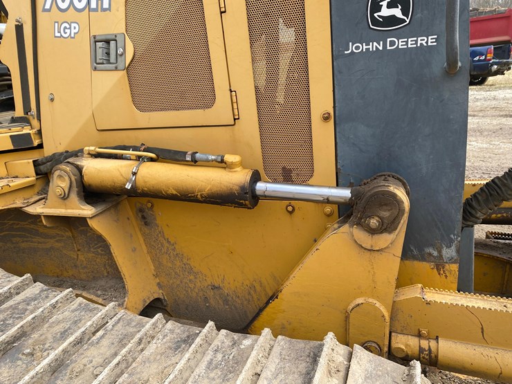 2005-deere-700h-image-19