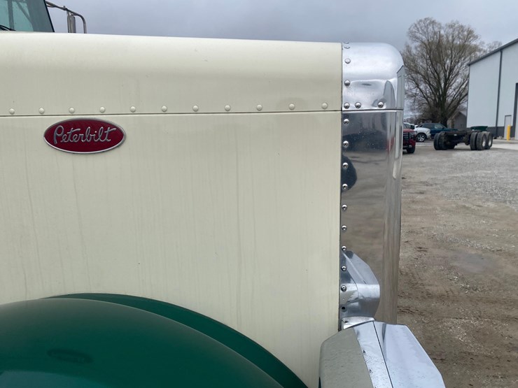 2002-peterbilt-379-image-17