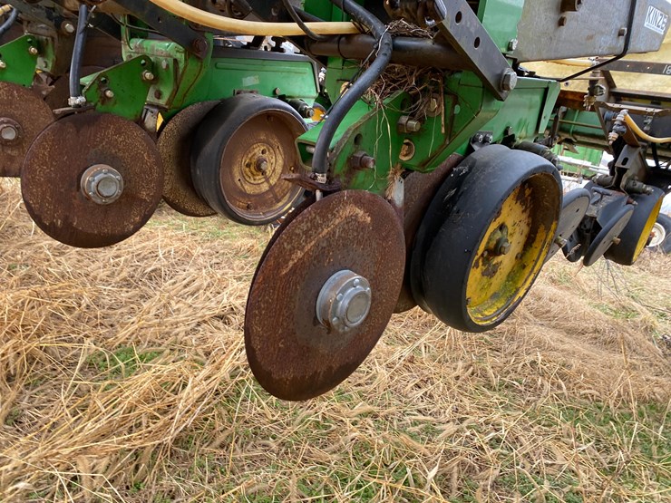 kinze-24-row-planter-image-14