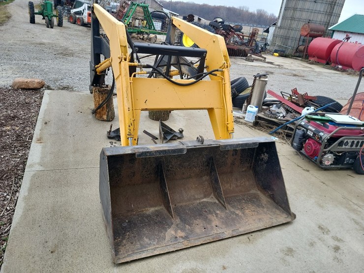 loader-w/mounting-brackets-off-of-international-tractor-image-8