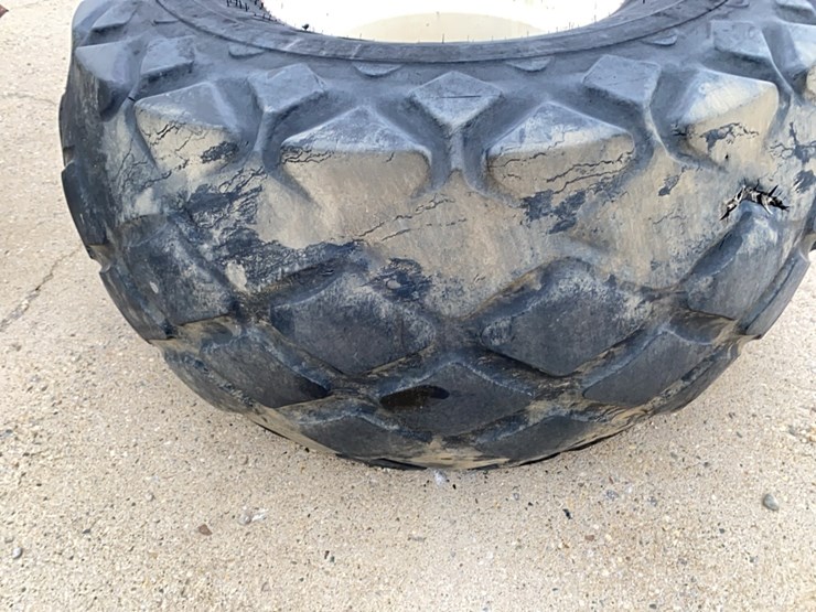 goodyear-28l-–-26-diamond-tread-grain-cart-tire-on-rim-image-2