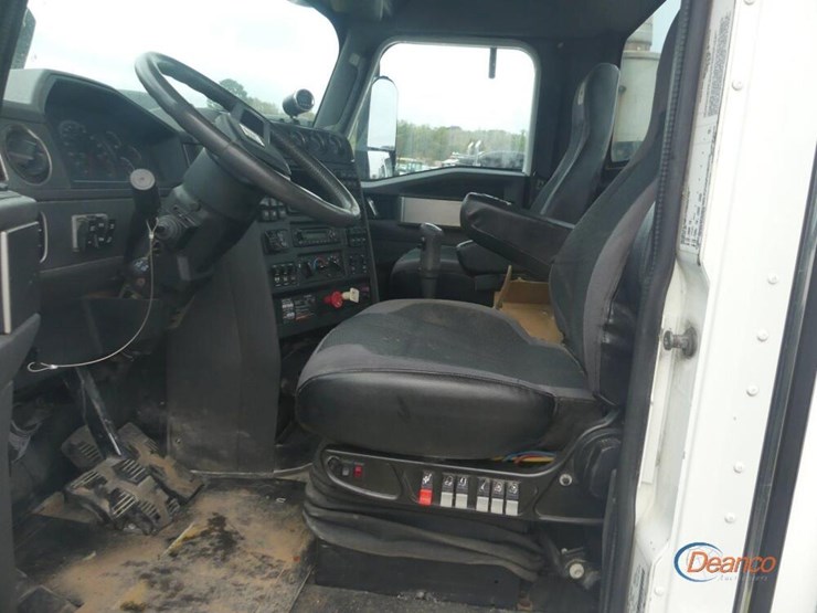 2013-caterpillar-ct660l-image-15