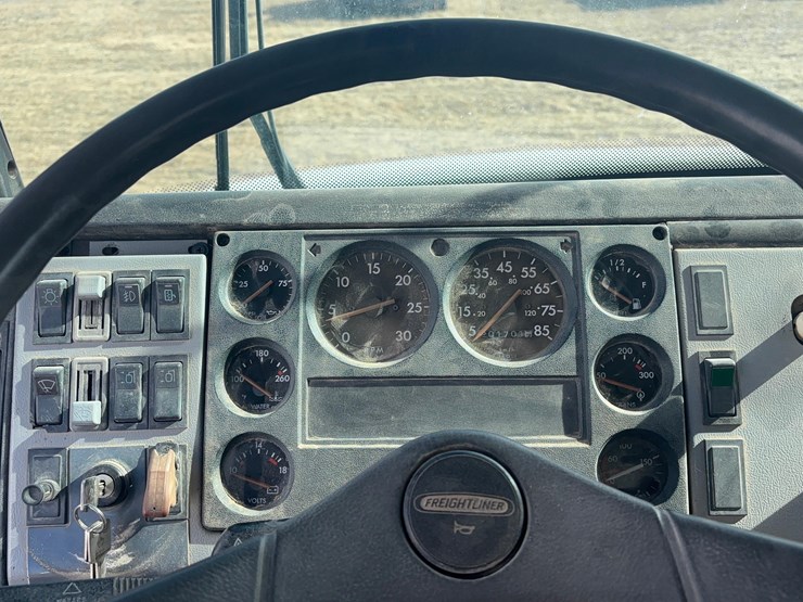 1997-freightliner-fl70-image-18