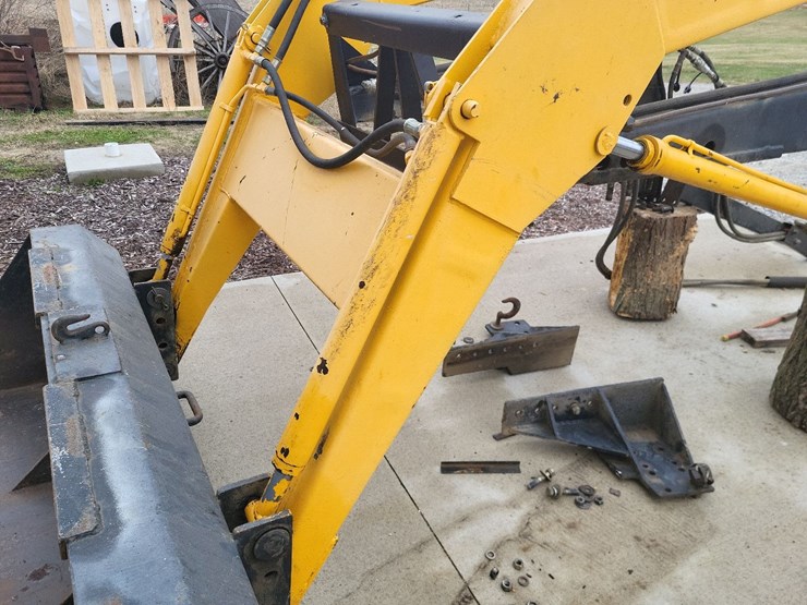 loader-w/mounting-brackets-off-of-international-tractor-image-15