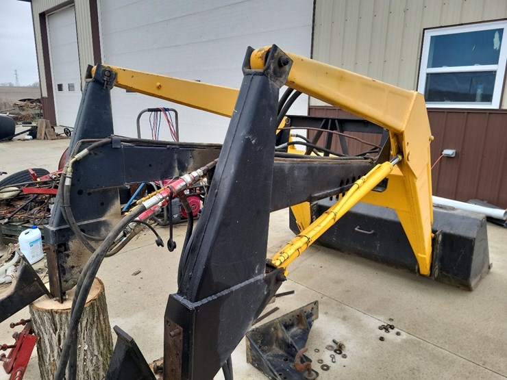 loader-w/mounting-brackets-off-of-international-tractor-image-23