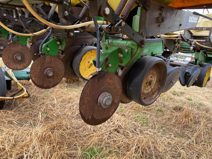 kinze-24-row-planter-image-15