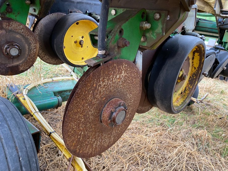 kinze-24-row-planter-image-16