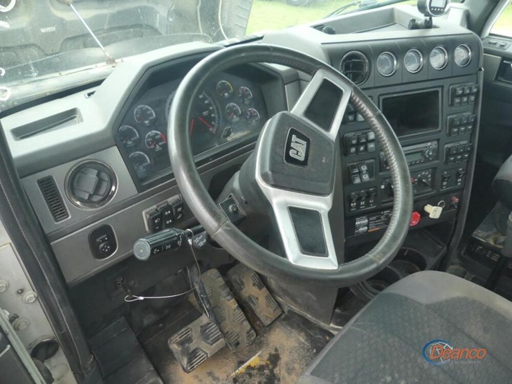 2013-caterpillar-ct660l-image-16