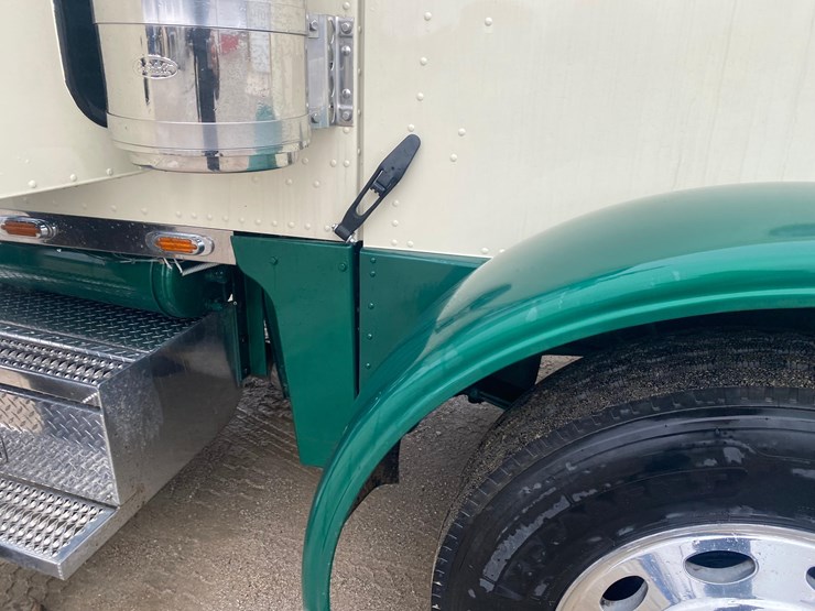 2002-peterbilt-379-image-25