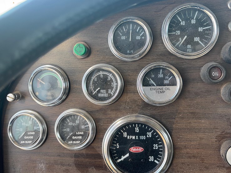 1986-peterbilt-semi-truck-image-16