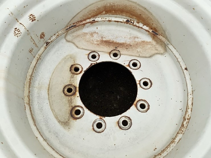 goodyear-28l-–-26-diamond-tread-grain-cart-tire-on-rim-image-8