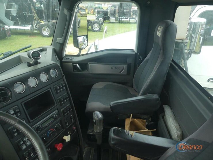 2013-caterpillar-ct660l-image-17