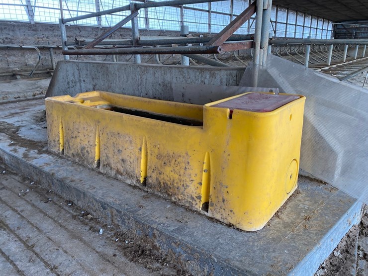 #1007-ritchie-automatic-water-tank-west-end-of-freestalls-image-1