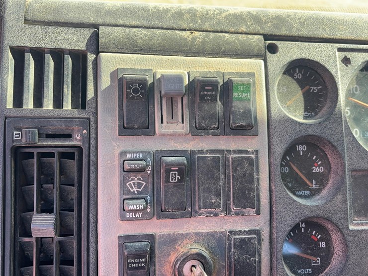 2000-freightliner-fl70-image-22