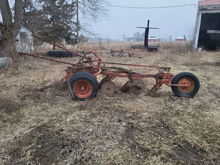 cockshutt-3-bottom-pull-type-moldboard-plow-image-3