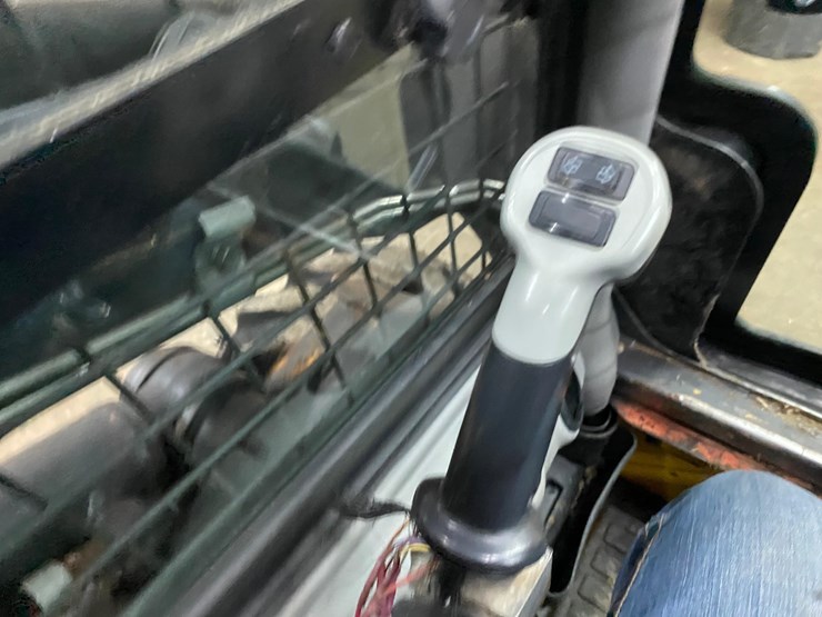 new-holland-l220-image-35