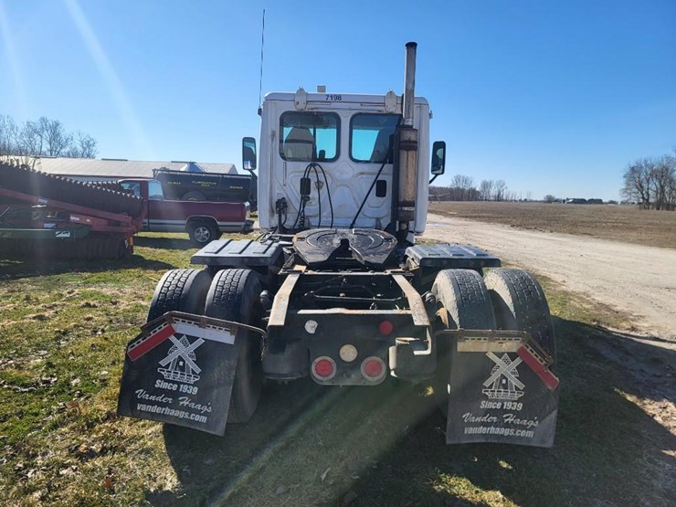 2013-freightliner-ca125dc-tandem-axle-day-cab-semi-image-4