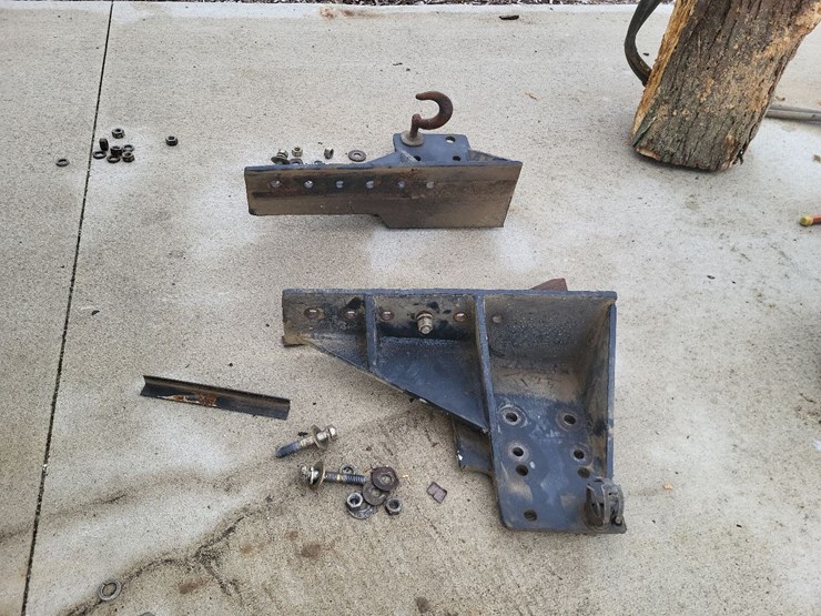 loader-w/mounting-brackets-off-of-international-tractor-image-16
