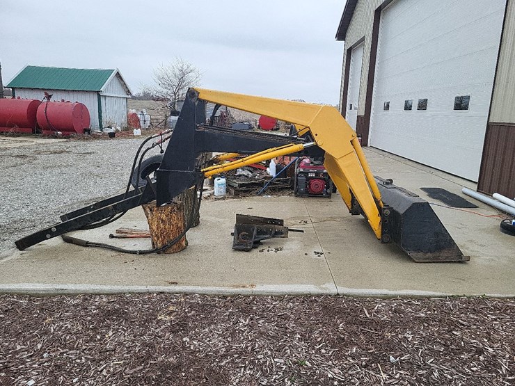 loader-w/mounting-brackets-off-of-international-tractor-image-6