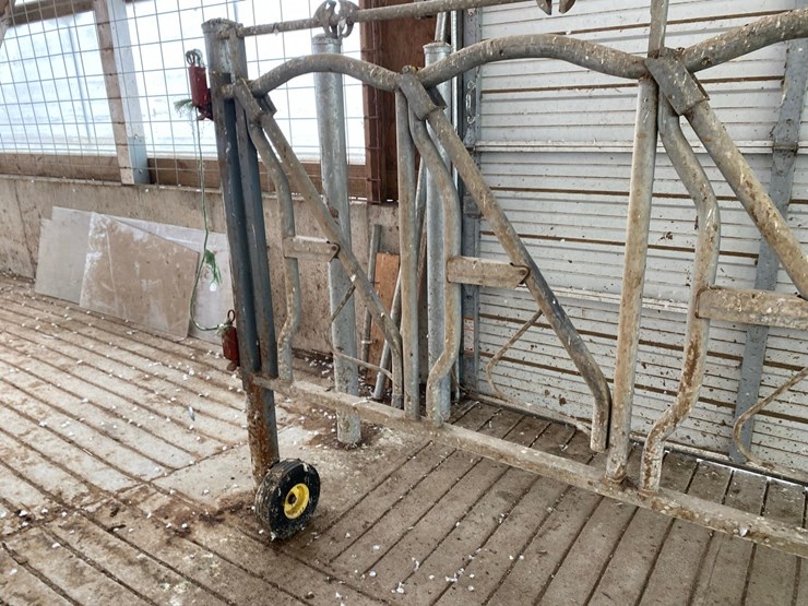 3-head-locker-on-hinges-image-5