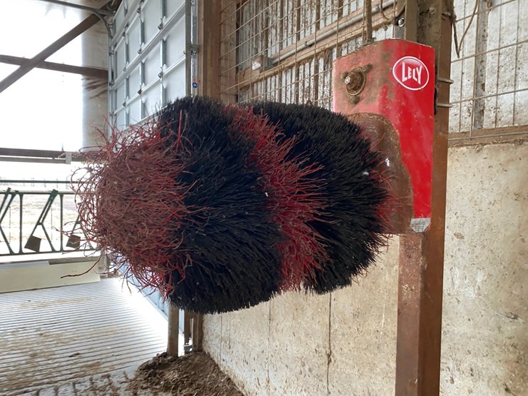 lely-cattle-brush-west-end-of-free-stalls-no-tag-image-3