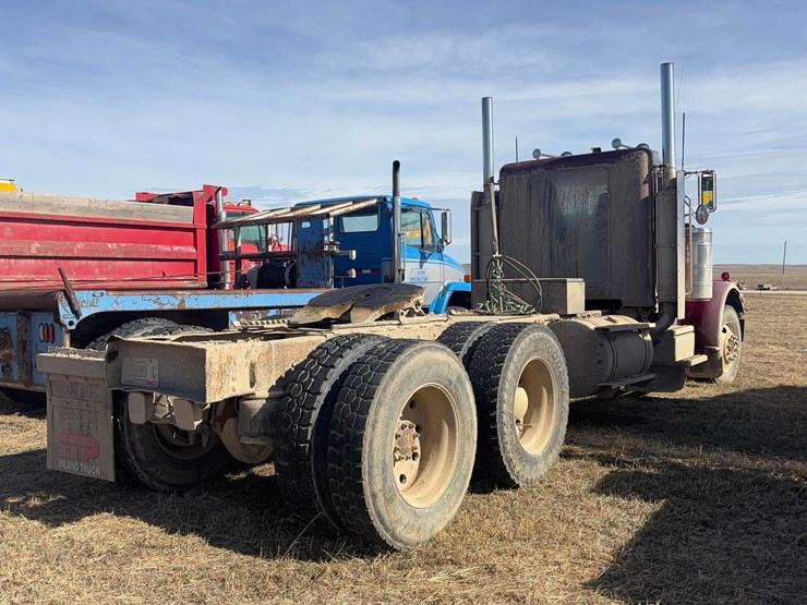 1986-peterbilt-semi-truck-image-4