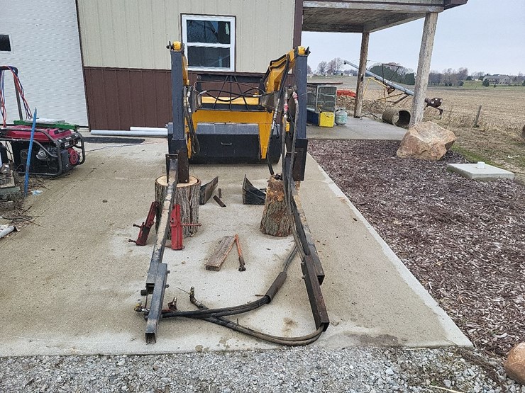 loader-w/mounting-brackets-off-of-international-tractor-image-4