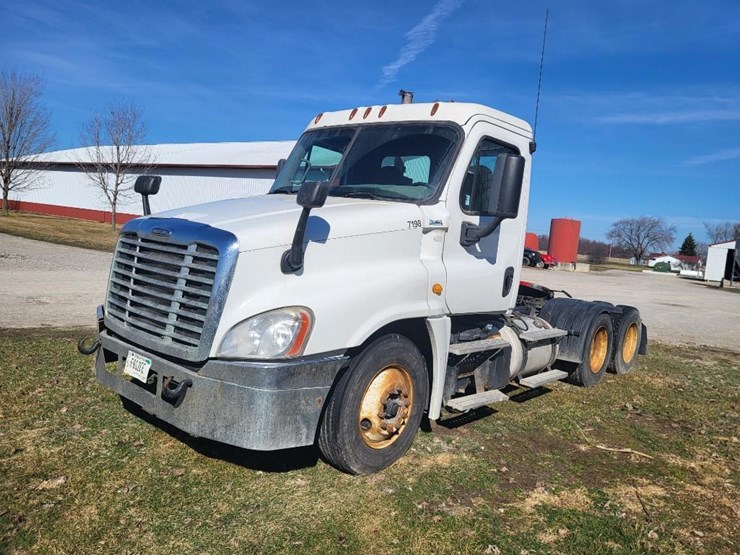2013-freightliner-ca125dc-tandem-axle-day-cab-semi-image-1
