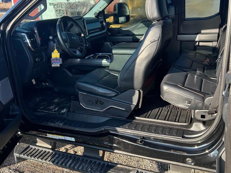 2023-ford-f550-lariat-image-3